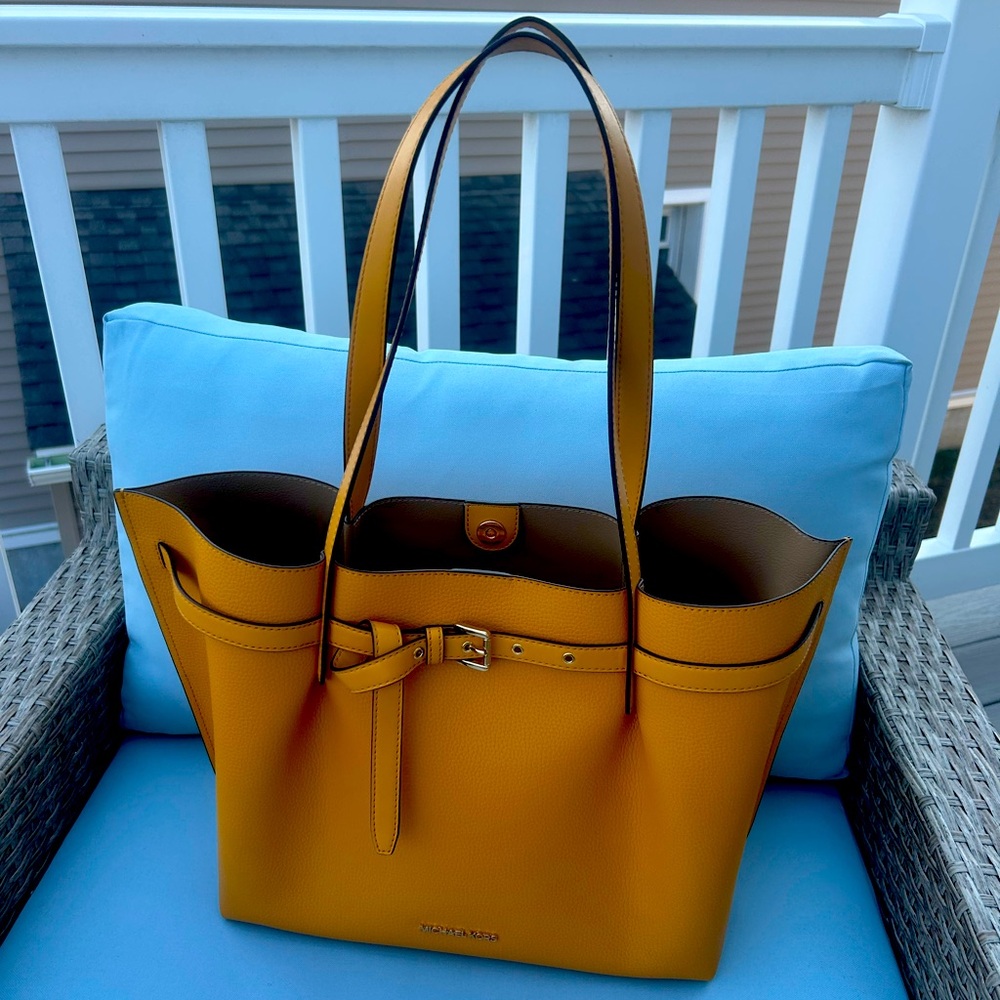 BRAND NEW MICHAEL KORS EMILIA LARGE TOTE - GOLDEN